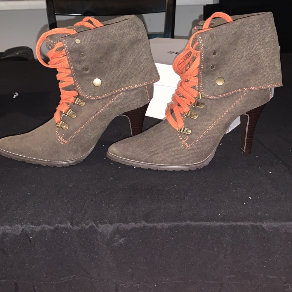 Olive green with orange boot heel. Size Lrge. A Feminine Cafe by Charkies design